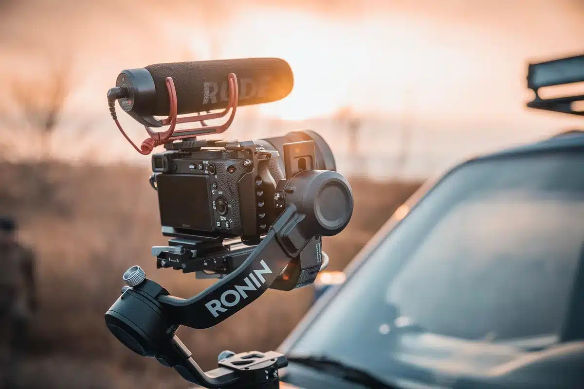Kamera auf einem Gimbal-Stabilizer f&uuml;r professionelle Videoaufnahmen