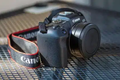 Fotograf passt Einstellungen an einer spiegellosen Kamera an