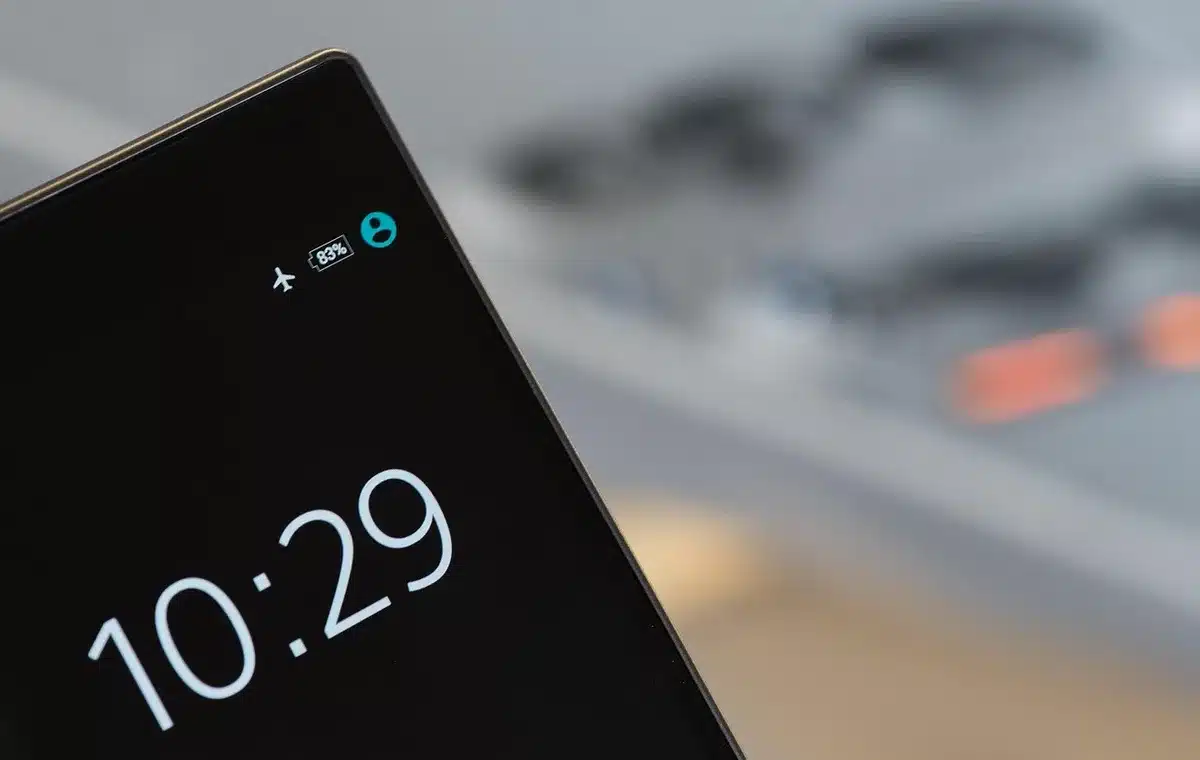 Spotify‑App auf Smartphone mit Uhr‑Symbol für Verlauf