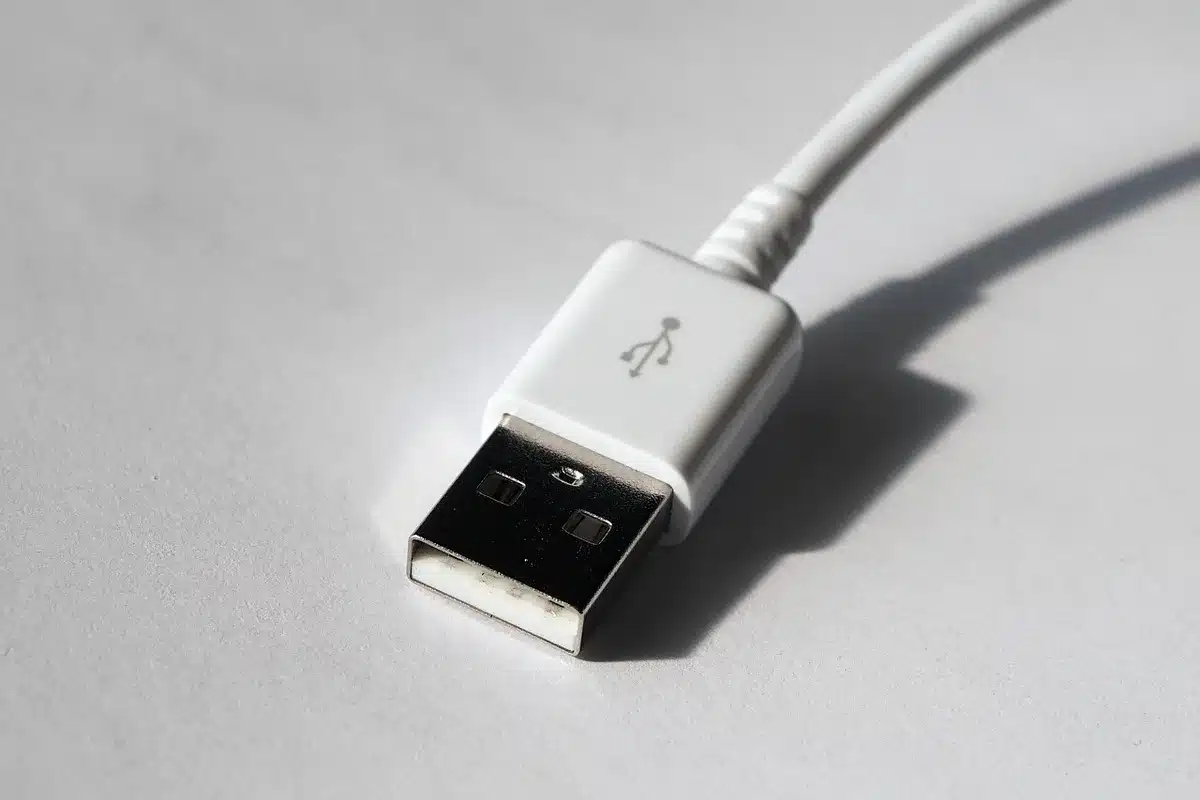 Nahaufnahme eines manipulierten USB-Anschlusses an einer Ladestation