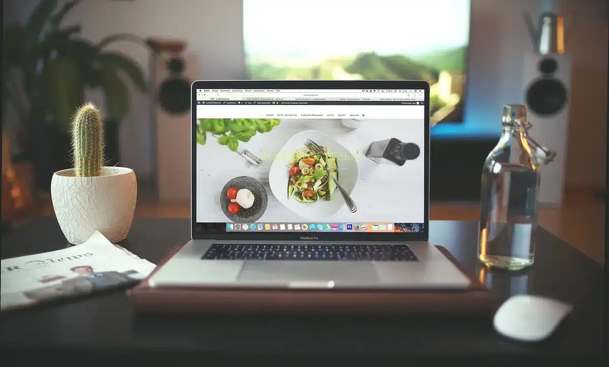 Person füllt online-Umfrage auf Laptop aus