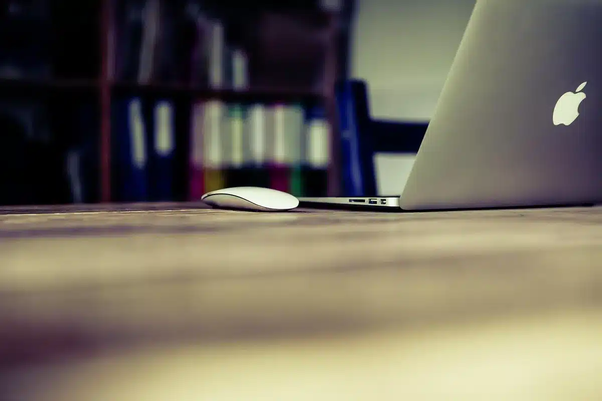 Desktop mit Smartphone-Benachrichtigungen und geöffnetem Link zu Windows Fenster