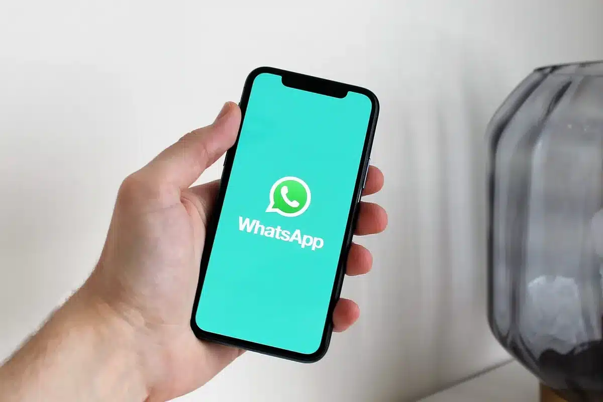 Smartphone mit ge&ouml;ffneter Fernbedienungs‑App auf Bildschirm