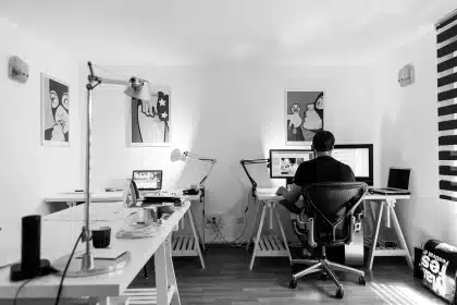 Anonymer Arbeitsplatz mit Monitoren und Bildbearbeitung in einer Studio-Umgebung