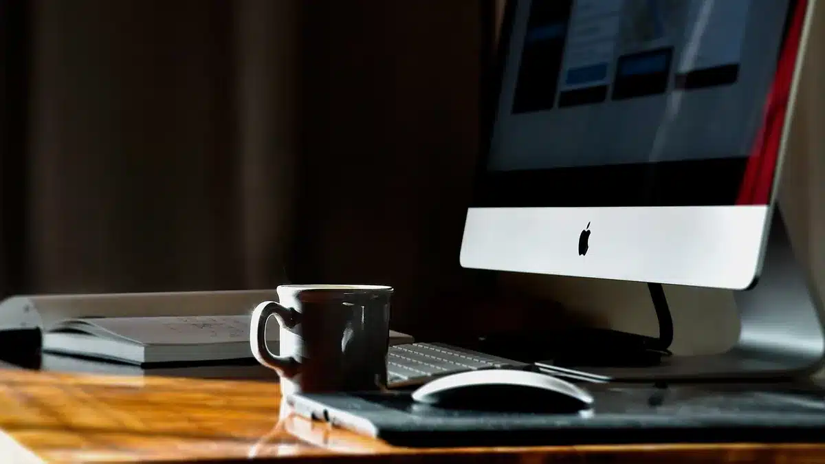Fotografen‑Arbeitsplatz mit matter 4K‑Anzeige und Streiflichtblende
