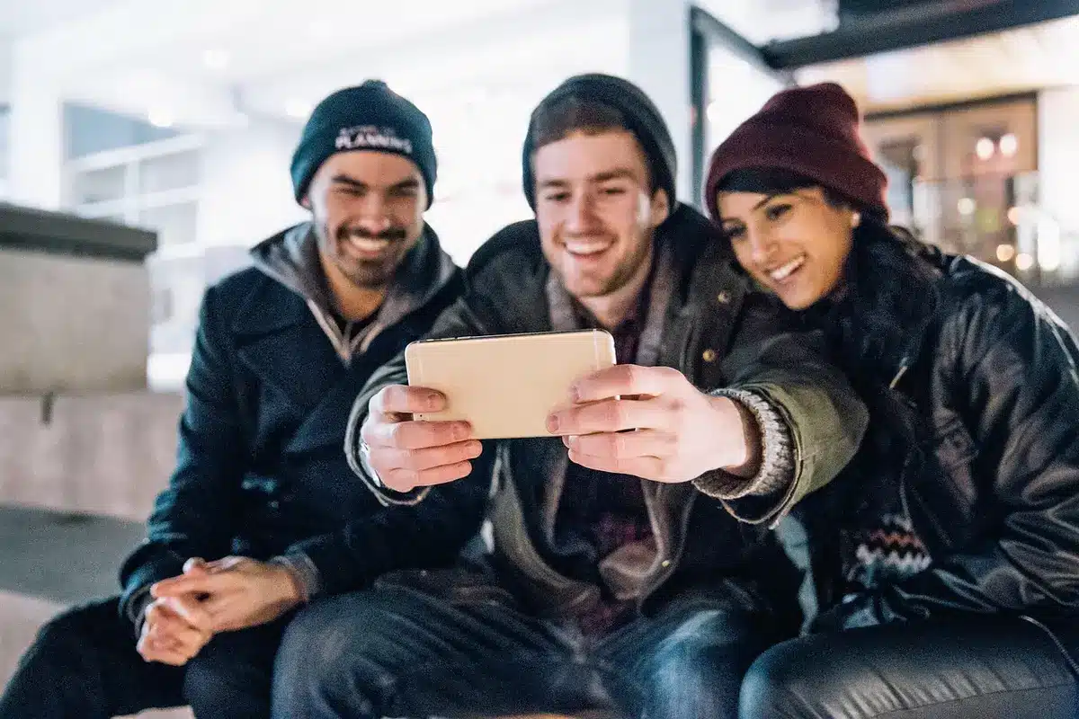 Freunde teilen lustige WhatsApp-Nachrichten im Freien