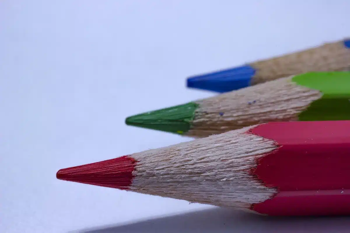Zwei RGB-Lichtstäbe und zwei Ringlichter auf einem Tisch neben Kameraequipment