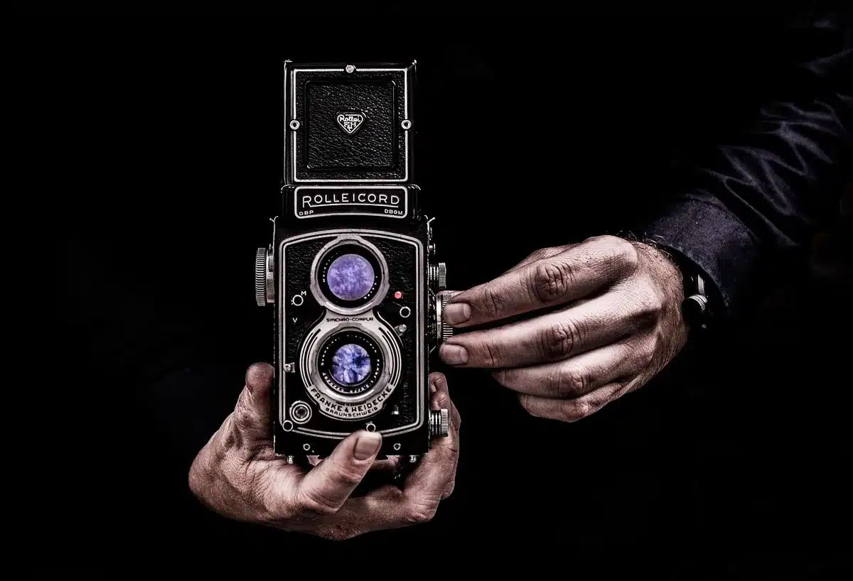 Fotograf prüft Kontaktabzüge und Notizen während des Entwicklungsprozesses