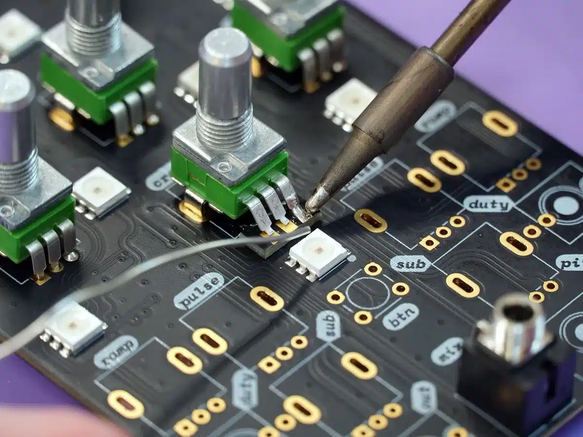 Elektronische Bauteile und Leiterplatten in einer Produktion
