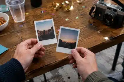 Gen Z wählt echte Fotos statt KI-Trend: analog und digital boomen