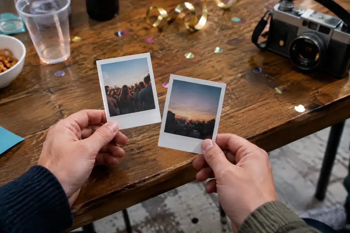 Gen Z wählt echte Fotos statt KI-Trend: analog und digital boomen