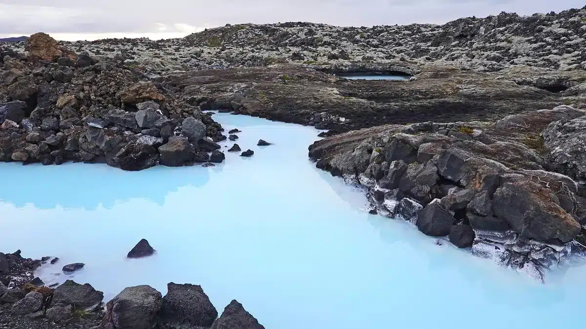 Nahaufnahme eines Thermosublimationsdruckers und gedruckter Fotos