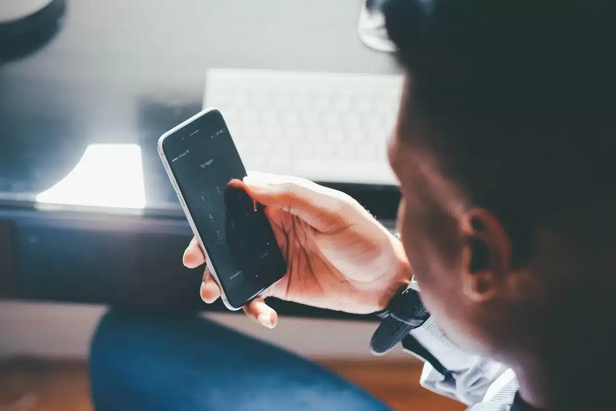 Smartphone mit Foto-App und Druckoptionen auf dem Bildschirm