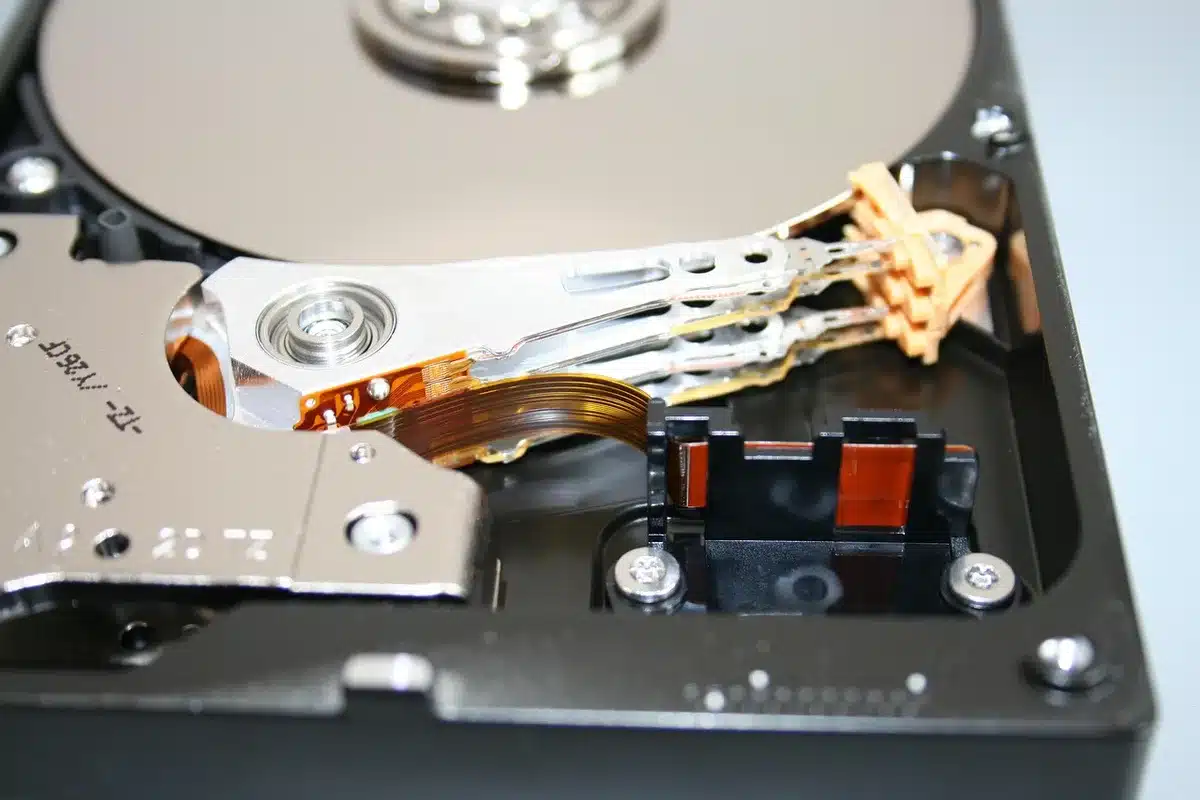 Externe Festplatte neben Smartphone beim Backup von Fotos
