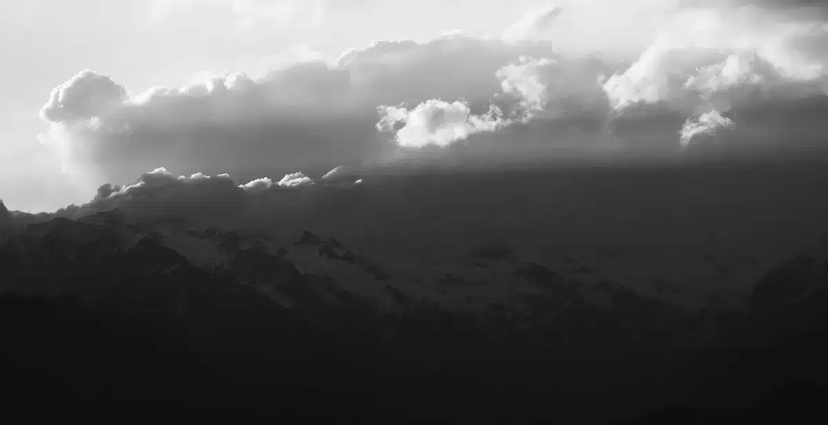 Heller Himmel über dunkler Landschaft mit starkem Helligkeitsunterschied