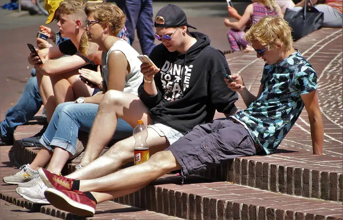 Smartphone liegt mit geöffneten Anschlüssen zum Trocknen auf einem fusselfreien Tuch