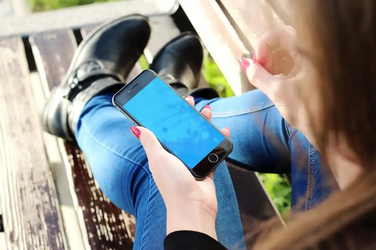 Person nutzt Smartphone mit großem Bildschirm zum Streamen und Spielen