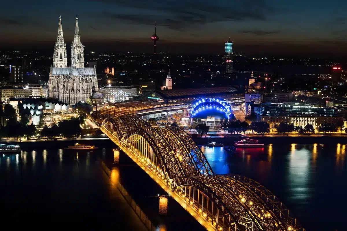 Blick auf eine große Messehalle in Köln ohne erkennbare Logos