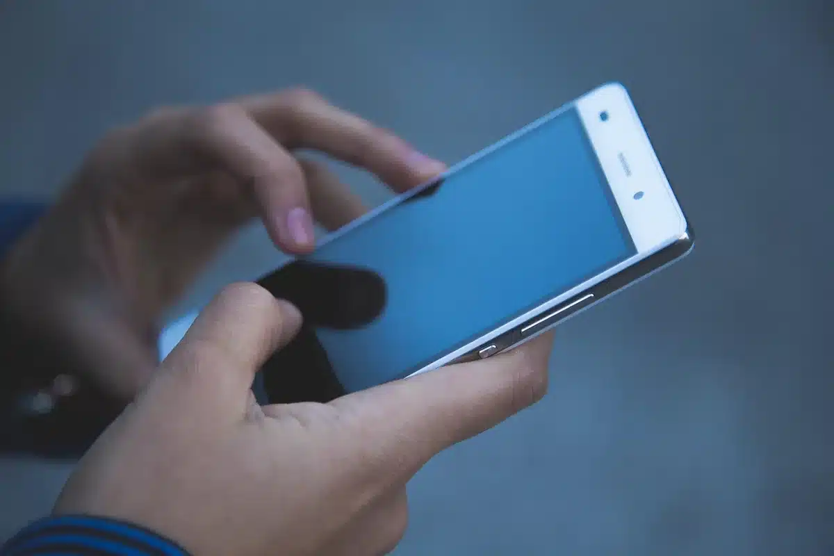 Nahaufnahme eines Smartphone‑Kameramoduls mit verstellbarer Blende