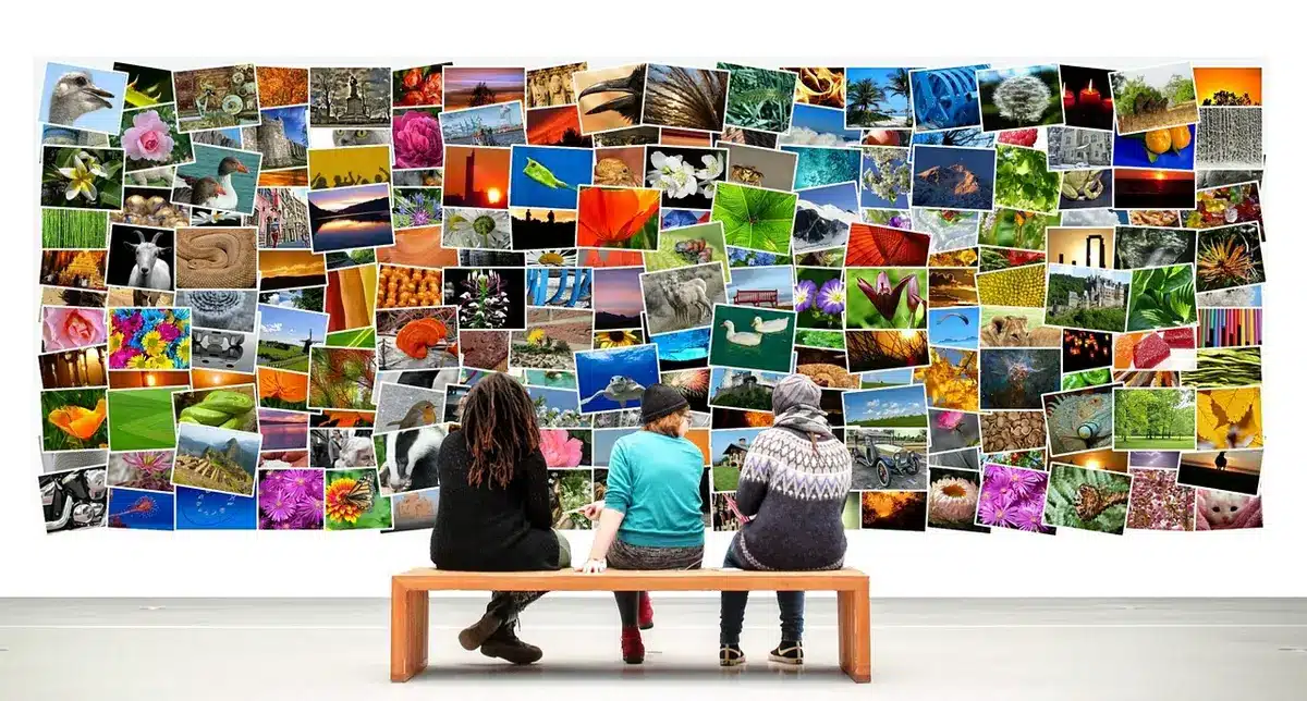 Besucher betrachten Fotografien in einer modernen Ausstellung