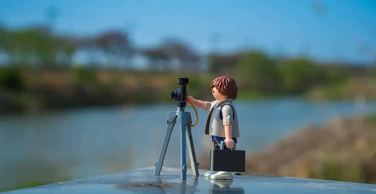 Fotograf mit Kamera auf Stativ beim Scharfstellen eines Makro-Motivs