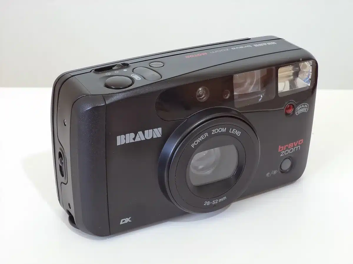 Das Laowa ACRIS 35mm Makroobjektiv auf einem Tisch, gezeigt von der Seite