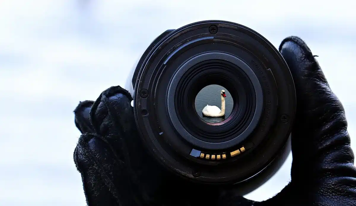 Nahaufnahme einer Schwarzweiß-Kamera mit fest eingebauter 28mm-Optik