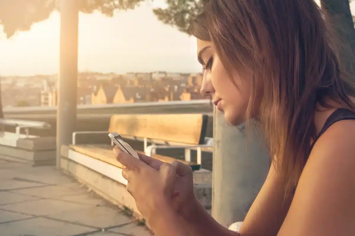 Smartphone neben LED-Panel auf Tisch, App-Steuerung für Studiolicht
