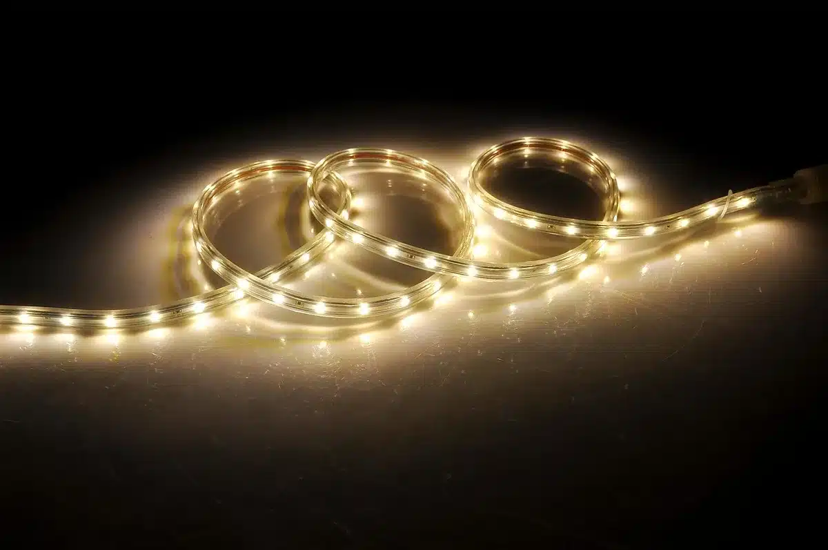 Fotograf richtet Lumen M als Hauptlicht vor offenblendigem Setup aus