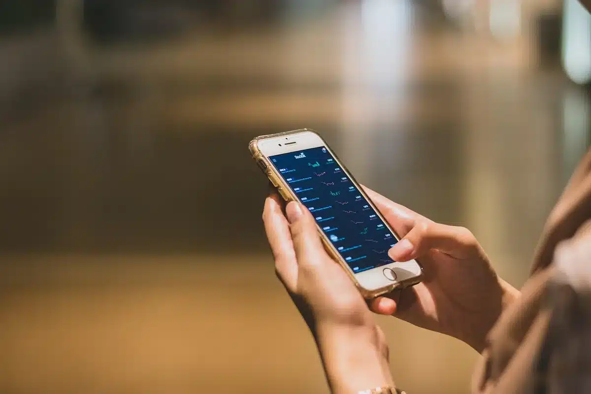Smartphone zeigt App-Steuerung für LED-Leuchte am Set