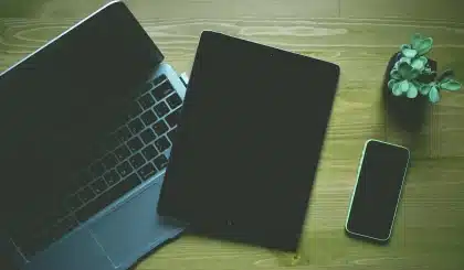 Anonyme Laptops und Tablets auf einem Schreibtisch für Foto-Workflows