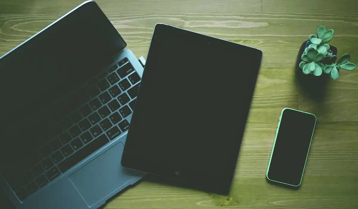 Anonyme Laptops und Tablets auf einem Schreibtisch für Foto-Workflows
