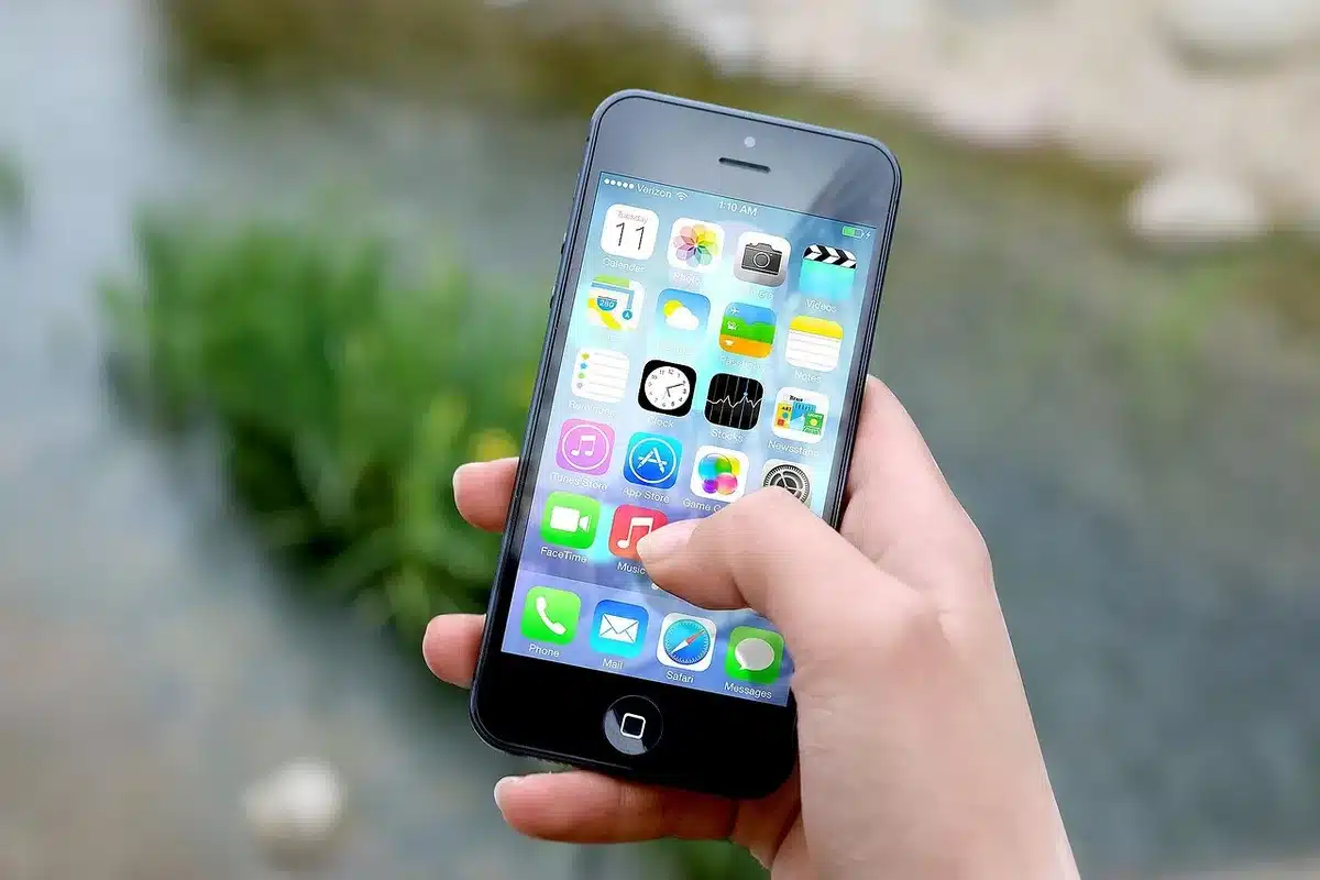 Nahaufnahme eines Smartphone‑Chips auf einer Platine