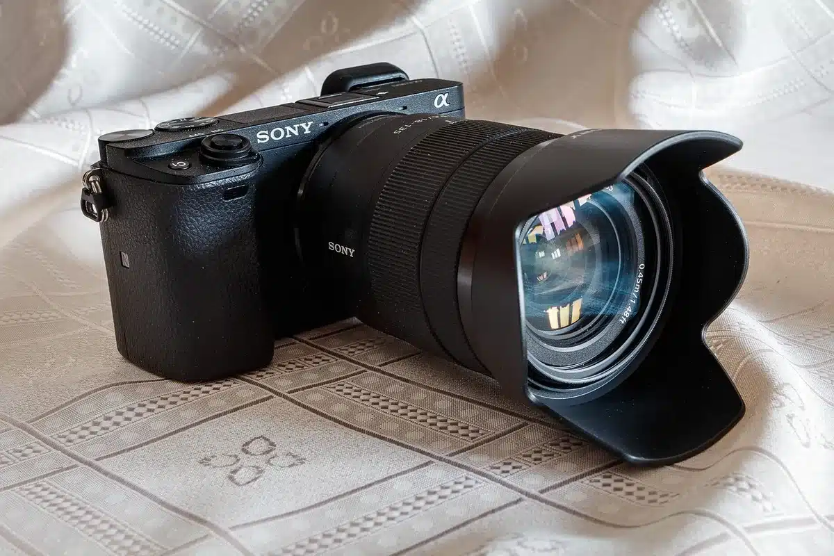 Sony α1 in Serienbildaufnahme am Stativ, schematische Nahaufnahme
