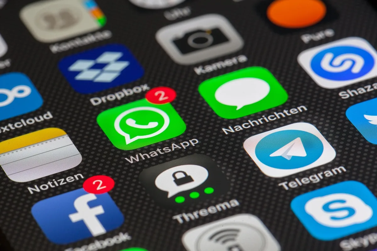 Smartphone mit niedrigem Akku und Entladungsanzeige nach Update