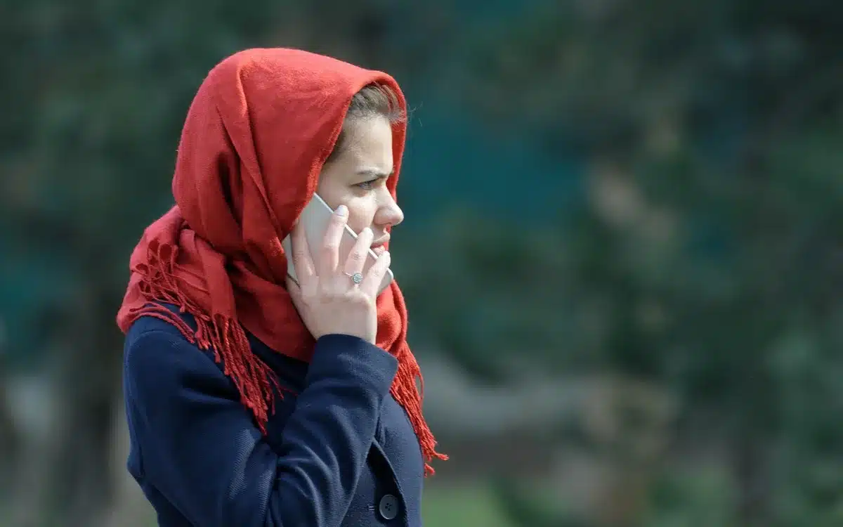 Person prüft Akkuverbrauch in den Einstellungen auf einem Smartphone