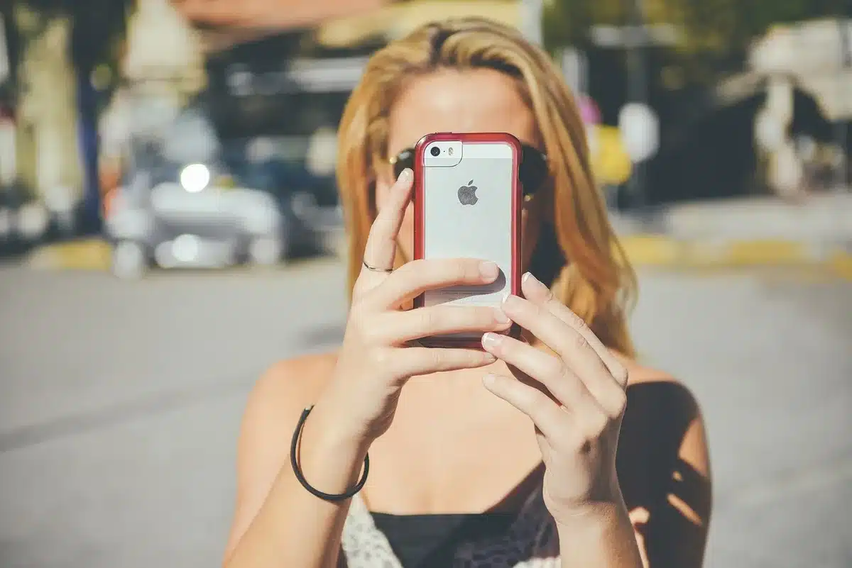 Symbolische Szene mit einem halbierten Apfel neben einem aufgeklappten Smartphone im Werbespot-Kontext