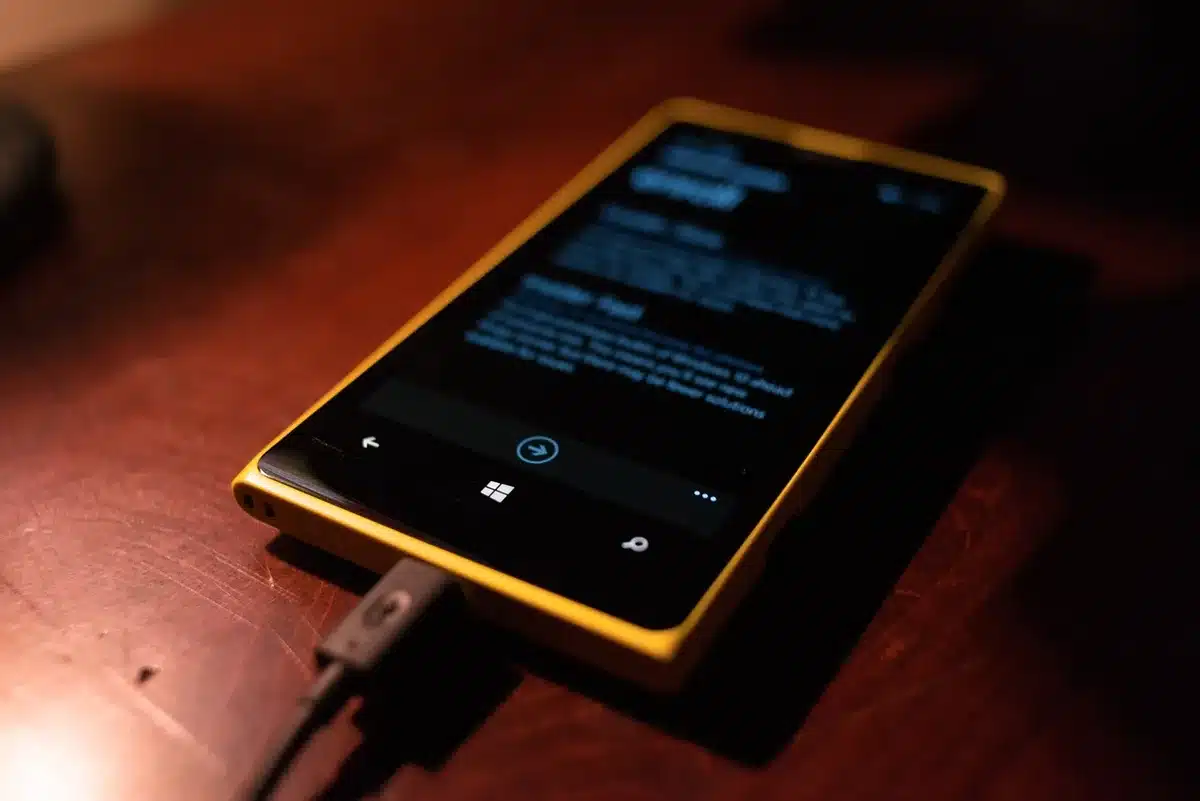Smartphone mit USB‑Kabel verbunden an einem PC, Datei‑Explorer offen