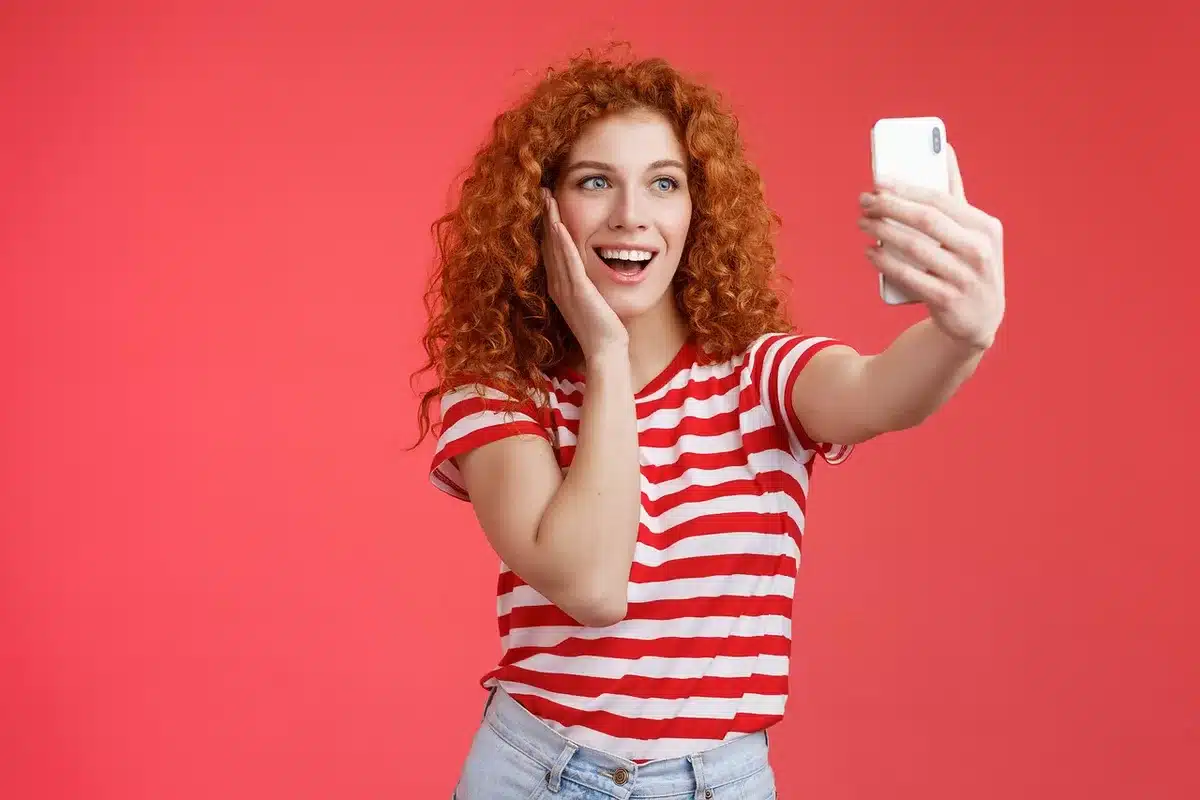 Smartphone mit Cloud-Backup-Symbol und Fotos