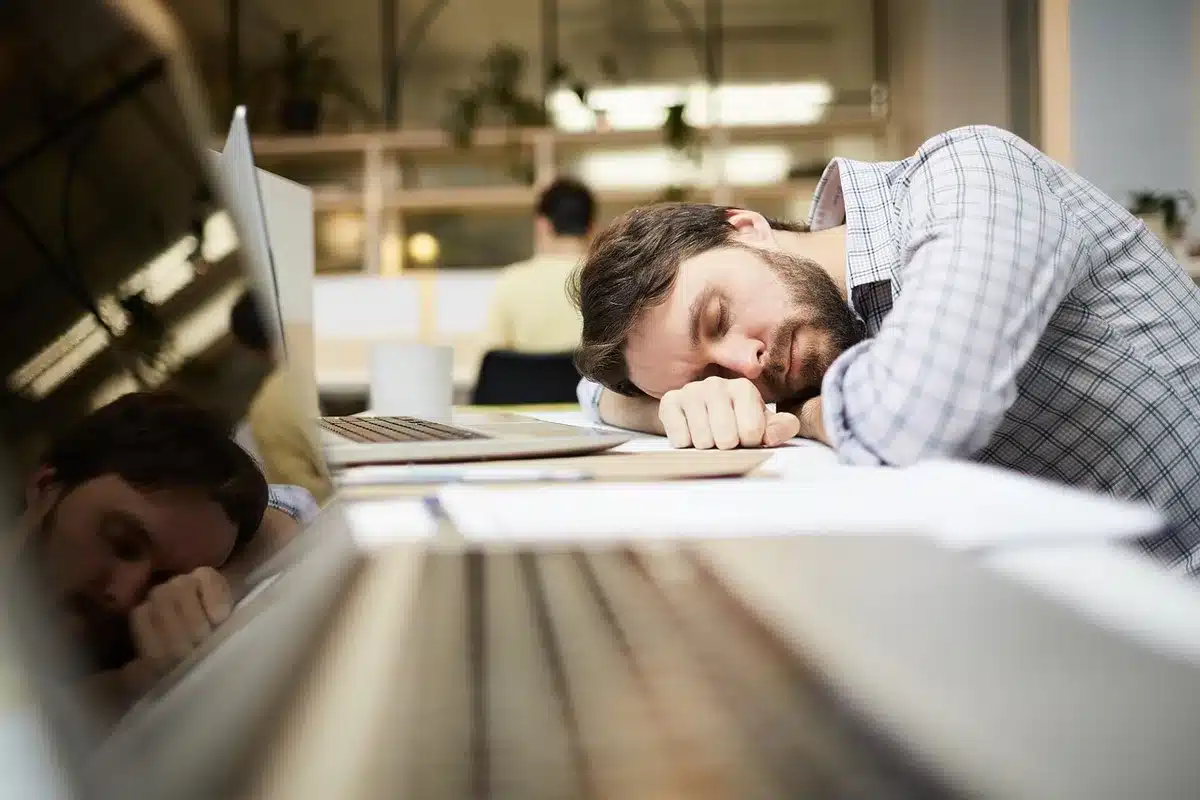 Arbeitsplatz mit Computer, Hygrometer und Person im Schatten, klare Tageslichtstimmung